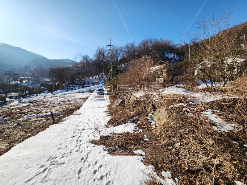 산으로 둘러쌓인 아늑한 곳에 햇살 가득 담아 마을된 곳의 넓은 땅_3