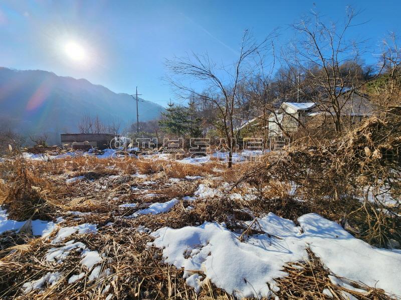 산으로 둘러쌓인 아늑한 곳에 햇살 가득 담아 마을된 곳의 넓은 땅_10